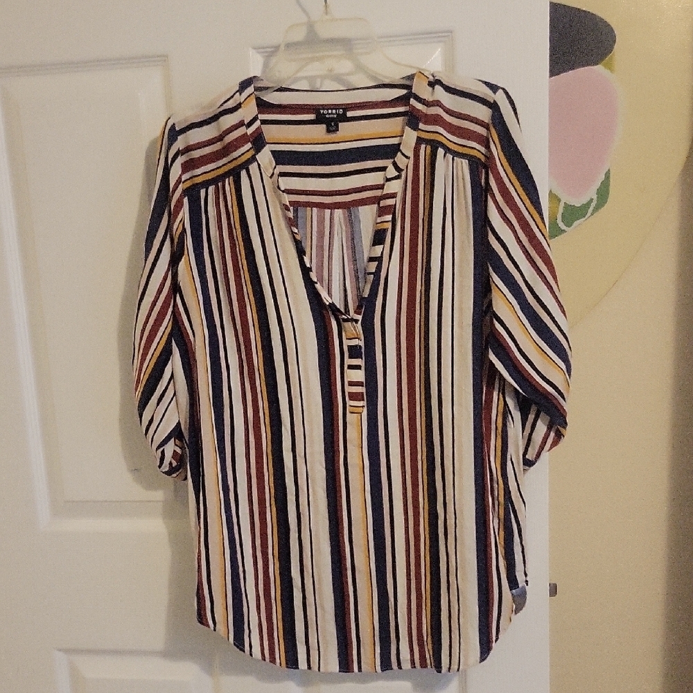 Torrid Sz1 Striped Blouse with V-Neck, 3/4 rollup sleeve. Pleated chest